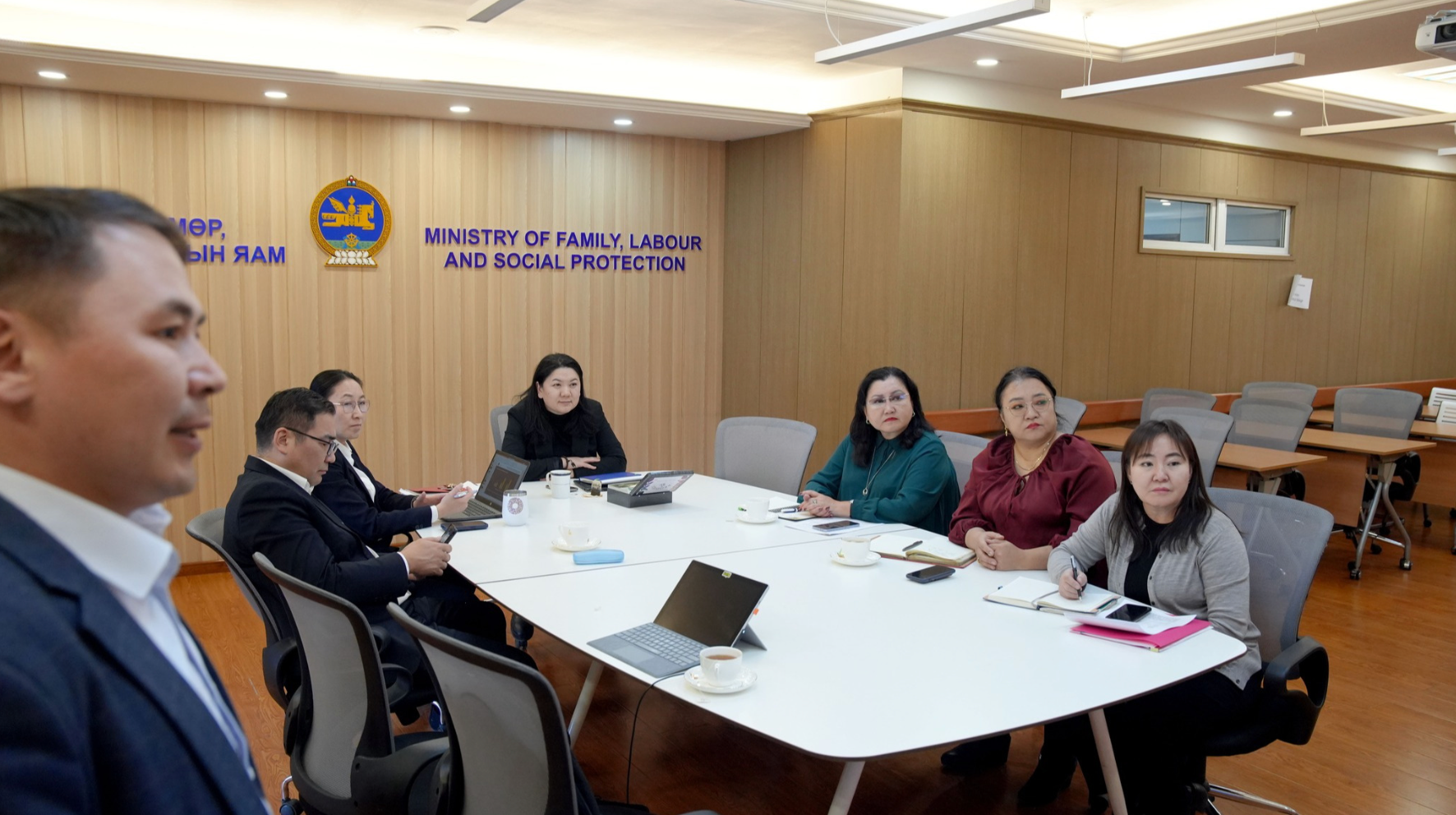 Ажилгүйдлийн даатгалын сангийн үйл ажиллагаанд дүн шинжилгээ хийжээ